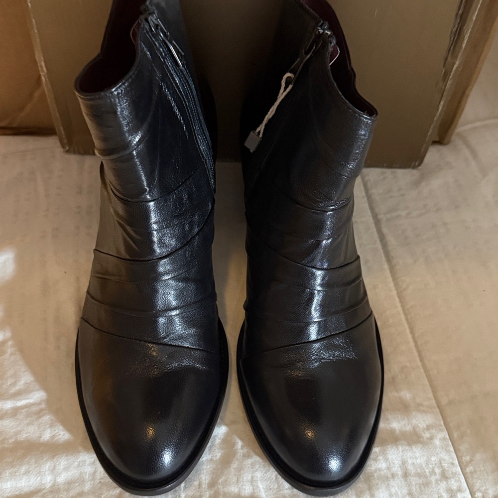 Elegant Style Handcrafted in Italy Black Leather Ankle Boots